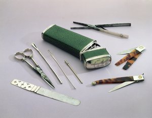 Zak Etui, met chirurgische instrumenten voor kleine operaties (shagreen, zilver, staal en schildpad)