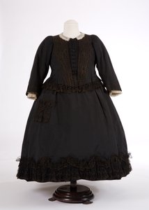 Jurk van Koningin Victoria, 1890s (zijde & net) door English School