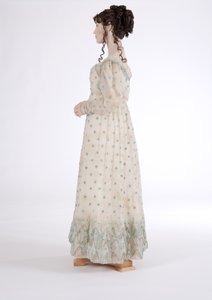 Zijaanzicht van een dagjurk, ca. 1815 (katoenen mousseline geborduurd met blauwe wol)