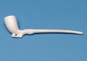 Kleine pijp met steel in de vorm van een damesbeen en laars
