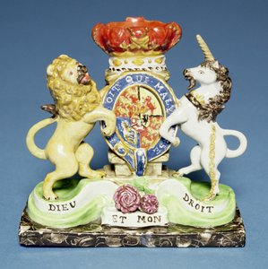 Spillvaas, in de vorm van het koninklijk wapen op een zwart marmeren sokkel, Walton door English School