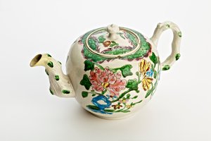 Staffordshire theepot versierd met chrysanten, 1760