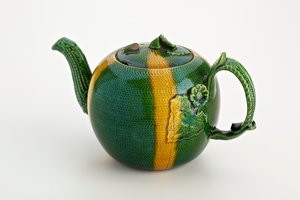 Staffordshire theepot met krabstok handvat en tuit, 1750 door English School