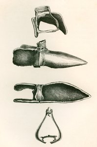 Stijgbeugels en Sollerets, uit The British Army: Its Origins, Progress and Equipment, gepubliceerd 1868. door English School