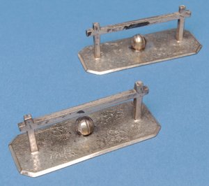 Tafelmessteunen in de vorm van doelpalen en voetballen