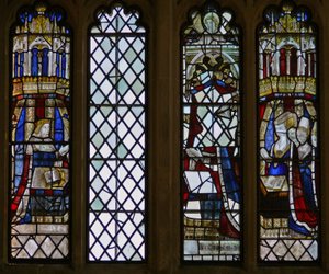Het Oostelijke raam (Ew) met de overblijfselen van de belangrijkste koninklijke figuren: links Prins Edward (toekomstige Edward V) en rechts de koninklijke prinsessen door English School