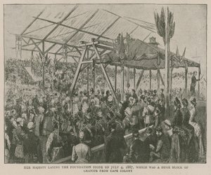 Het Imperial Institute: Hare Majesteit legt de eerste steen op 4 juli 1887, een enorme granieten blok uit Kaapkolonie door English School