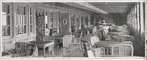 Het weelderige Parijse café op Titanic, met zijn traliewerk en klimplanten, uit 