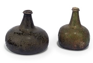 Twee groene "ui" wijnflessen, c.1700 door English School