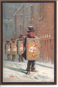 Victoriaanse kerstkaart van vier mannen die in de sneeuw lopen met borden die reclame maken voor een pantomime, ca. 1880