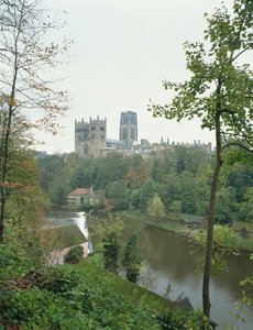 Zicht op de Durham Kathedraal over de rivier de Wear, begonnen 1093