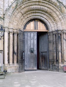 Zicht op de Noorddeur van de Durham-kathedraal