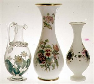 Waterkan, versierd met waterlelies in keramische verf omhuld met kristal, door Henry G. Richardson, midden 19e eeuw; twee opaalglazen vazen door Henry G. Richardson, eind 19e eeuw; opaalglazen vaas met emaille schildering, eind 19e eeuw door English School