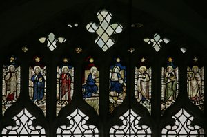 Raam N5 met tracery-lichten met een reeks heiligen waaronder Filippus, Bartholomeus, Matthias, Simon, Judas en Thomas met de Kroning van de Maagd in het midden