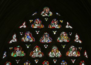 Raam e-1 met Christus met engelen die de Instrumenten van de Passie dragen