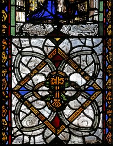 Raam n4 met grisaille & St. Petrus embleem