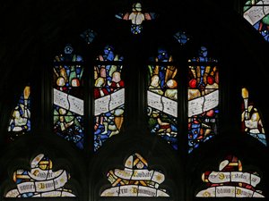 Raam s2 met tracery lichten met muzikale engelen