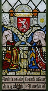 Raam w1 met Elizabeth Talbot, Hertogin van Norfolk en Elizabeth Tilney, Gravin van Surrey met het wapenschild van de Mowbray familie erboven door English School