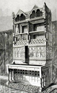 Schrijftafel en boekenkast in de architectuurtentoonstelling, uitgevoerd door de heer James Forsyth, naar het ontwerp van de heer R. Norman Shaw door English School