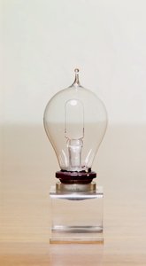 Eerste commerciële gloeilamp