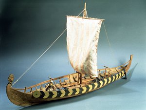 Schaalmodel van een Vikingschip gevonden in Gokstad, Noorwegen in 1880
