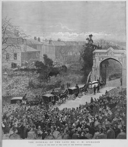 Begrafenisstoet met het lichaam van de Engelse predikant Charles Haddon Spurgeon arriveert bij de poorten van Norwood Cemetery, Londen