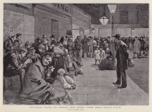 Hopplukkers wachten buiten London Bridge Station op de nachttrein naar Kent door Enoch Ward
