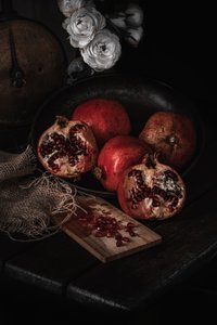 Elegant stilleven met granaatappels