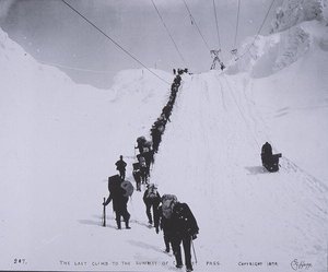 De laatste klim naar de top van de Chilcoot Pass op de grens tussen Canada en de VS