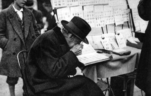 Een oude koper van postzegels, Parijs, 1931