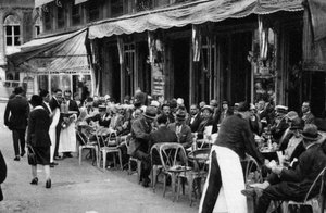 Mensen bij een bekend Parijs terras, 1931 door Ernest Flammarion