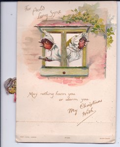 Victoriaanse kerstkaart van twee roodborstjes in nachtkleding die angstig uit het raam kijken, ca. 1880
