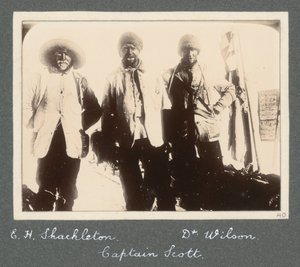 Een groepsfoto van Shackleton, Kapitein Scott en Dr. Wilson bij hun terugkeer naar Discovery van de poging om de Zuidpool te bereiken. Uit album van Sir Ernest Henry Shackleton getiteld National Antarctic Expedition (1901-1903) door Ernest Henry Shackleton