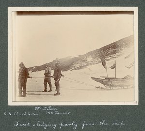 E H Shackleton, Dr. Edward Wilson en Mr. Hartley Ferrar (de Geoloog) in harnas voor de slee. Uit album van Sir Ernest Henry Shackleton getiteld National Antarctic Expedition (1901-1903) door Ernest Henry Shackleton