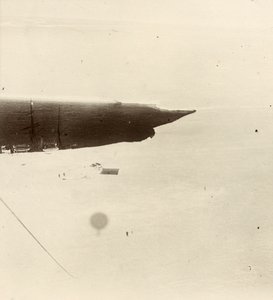 Kijkend naar beneden vanuit de ballon op het plateau. Uit album van Sir Ernest Henry Shackleton getiteld Nationale Antarctische Expeditie (1901-1903)