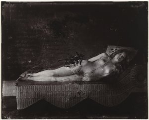 Vrouwelijk naakt op een chaise longue door Ernest James Bellocq