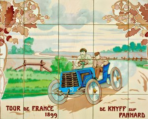 De Knyff rijdt in een Panhard auto in de Tour de France van 1899: keramische tegels vervaardigd door Gilardoni Fils et Cie uit Parijs, naar een tekening van Ernest Montaut (1878-1909) door Ernest Montaut