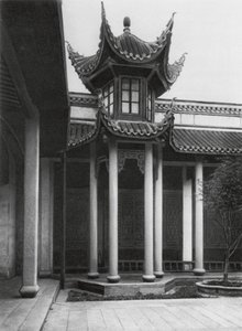 Changshafu, Chen kia tze tang, Hunan, voorouderlijke tempel van de familie Chen, Klokkentoren in de hoofdzaal door Ernst Boerschmann
