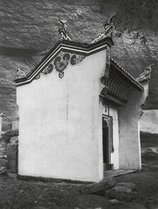 Ichangfu, Lung wang tung, Hupei, Poort Hal in de Tempel van de Drakenkoning door Ernst Boerschmann
