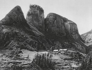 Ichangfu, Pi kia shan, Hupei, De Pinselhouderberg tegenover de Grot Tempel van de Drakenkoning door Ernst Boerschmann