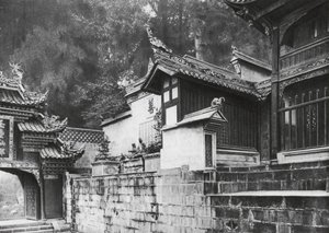 Kuanhien, Ori Lang miao, Szechuan, Eerste voorhof van de Ori Lang Tempel door Ernst Boerschmann