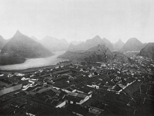 Kueilinfu, Kuangsi, Kueilin, de provinciale hoofdstad, uitzicht naar het noordwesten door Ernst Boerschmann