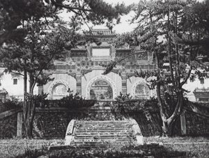 Peking, Si shan, Tsing i yuan, Chihli, gekleurd geglazuurde poort in de Westelijke Heuvels bij Peking