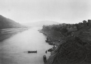 Suchoufou, Szechuan, uitzicht vanaf de stad over de Min-rivier (zw/w foto)