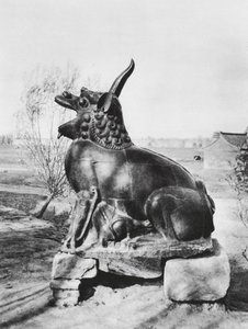 Taiyuanfu, Shansi, Bronzen eenhoorn die de Fen-rivier bewaakt door Ernst Boerschmann