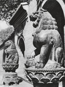 Taiyuanfu, Ta pei sze, Shansi, Bronzen leeuwen bij de tempelingang door Ernst Boerschmann