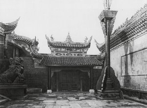 Tzeliutsing, Shansi hui kuan, Szechuan, Binnenhof met zij-ingang en vlaggenmast in de Shansi Club