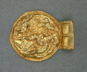 Embossed bulla hanger. Etruskische beschaving, 4e eeuw v.Chr. door Etruscan