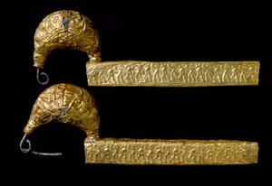 Etruskische kunst: fibulae (spelden) in goud. 630 v.Chr. Uit het graf van de Licteur (Littore) in Vetulonia (of Vetulonium). Dim. 21 cm Florence, Museo Archeologico door Etruscan