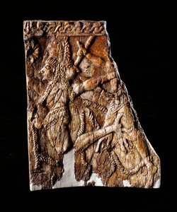 Etruskische beschaving: ivoren plaat versierd met de afbeelding van Geryon - Uit de tumulus van Montefortini, Comeana, Italië - 7e eeuw v.Chr. Dim 10x8,1 cm Florence, Museo Archeologico, inv 194662 door Etruscan